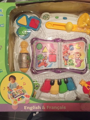 Τραπέζι δραστηριοτήτων μεταχειρισμένο με αγγλικά και γαλλικά τραγούδια