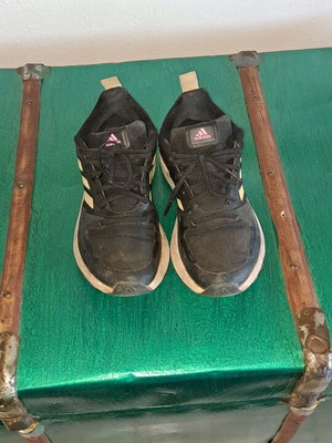Γυναικεία αθλητικά Adidas μεταχειρισμένα, μέγεθος 40,5, μαύρα