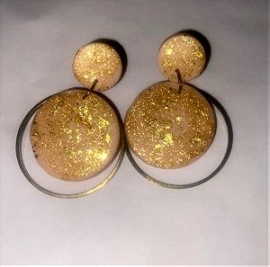 Σκουλαρίκια με χρυσές λεπτομέρειες