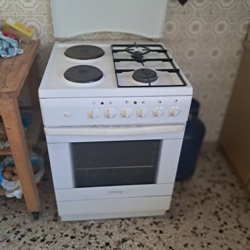 Kitchen stove with 2 gas and 2 electric burners