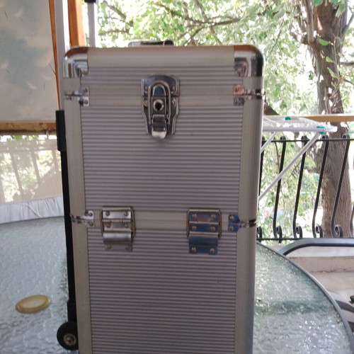 Makeup or manicure transport case used with wheels