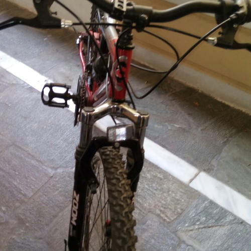 Cross mountain bike like new, 26 inch, disc brakes, front and rear suspension, red