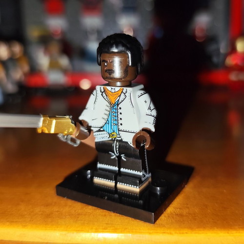 Μινιφιγούρα Lenny Summers από Red Dead Redemption 2 σαν καινούργια με βάση και καραμπίνα