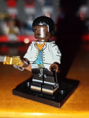 Μινιφιγούρα Lenny Summers από Red Dead Redemption 2 σαν καινούργια με βάση και καραμπίνα