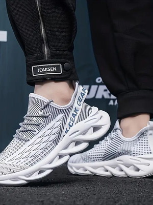 Shoes model 2026 size 44 new, sport style, white and black