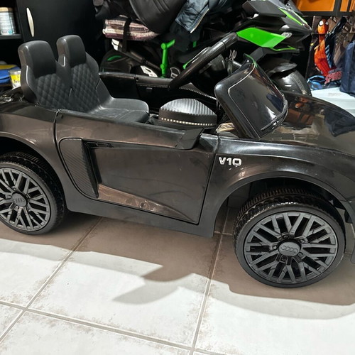 Audi R8 Licensed Children's Car like new with remote