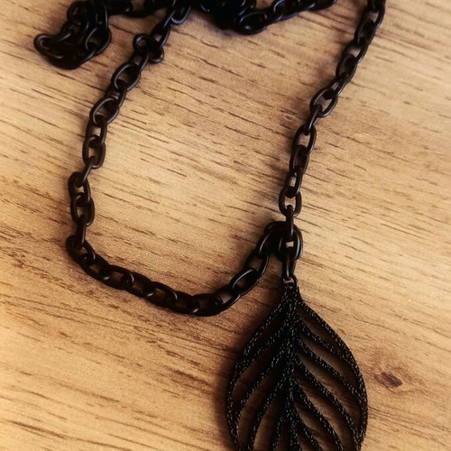 Leaf Total Black necklace, alternative pendant, VÅM Téchne