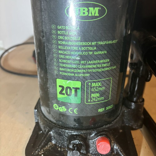 JBM Hydraulic Bottle Jack with 45.2cm Lift Capacity and 20 Ton Load