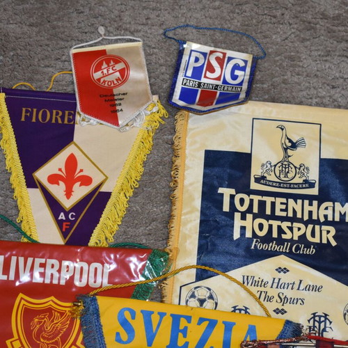 Vintage team pennants used, pack of 8