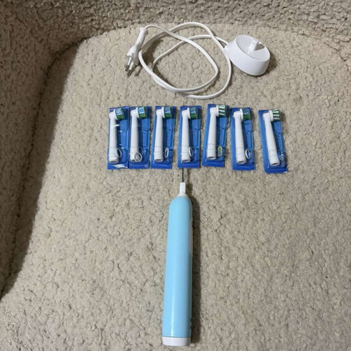 Oral B electric toothbrush with 7 replacement heads and charger