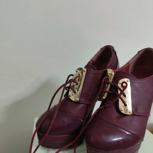 Burgundy pumps like new with very thin heel size 36