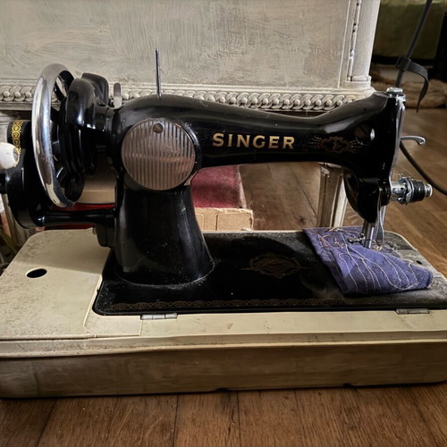 Singer sewing machine used, model 1980, in very good condition