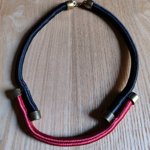 Short necklace used black and burgundy with bronze metal details