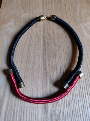 Short necklace used black and burgundy with bronze metal details