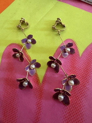 Elegant earrings with purple flowers and pearls