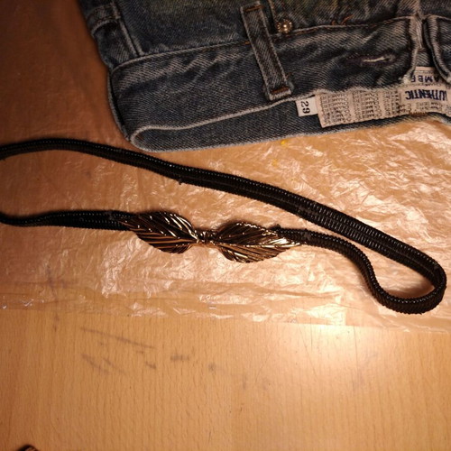 Elastic belt with gold leaves for fastening