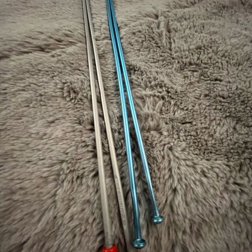 Knitting needles used, 2 pairs