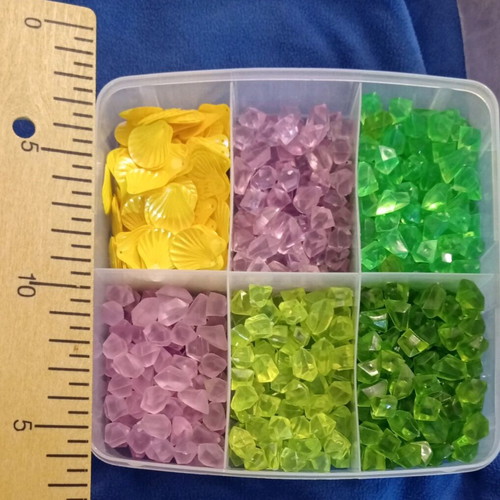 Plastic stones new, pack with yellow shell beads