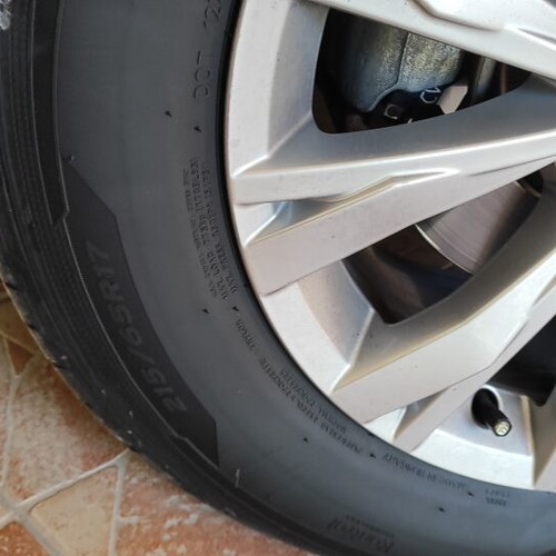 VW Tiguan 17 Inch Tires and Rims like new 215/65/17 5x112