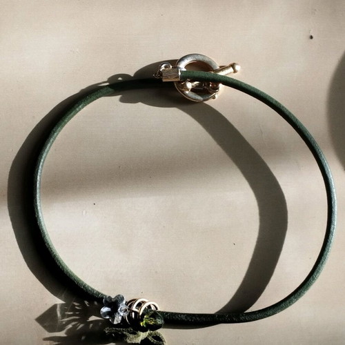 Necklace with green leather and crystals like new
