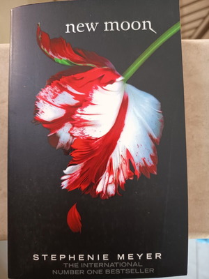 New Moon Red Edged Special Edition paperback by Stephenie Meyer like new