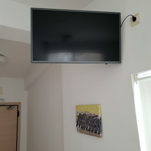 Samsung Wi-Fi Smart TV 32 inches 2016 like new with wall mount