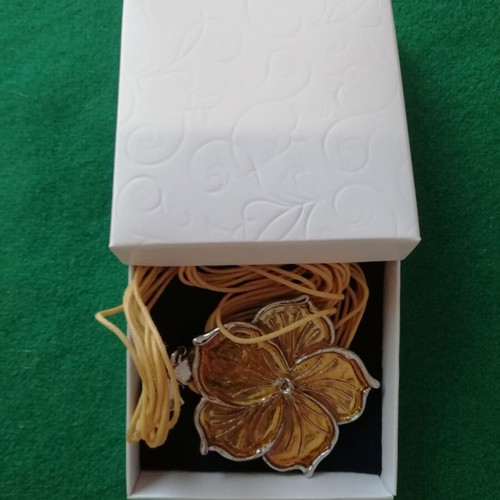 Steel flower necklace yellow to gold, new with 9 cords