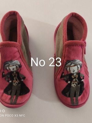 Girls' slippers like new, size 23