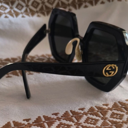 Gucci sunglasses like new, oversized black hexagonal frame