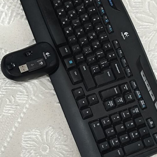 Logitech MK320 wireless keyboard and mouse combo like new