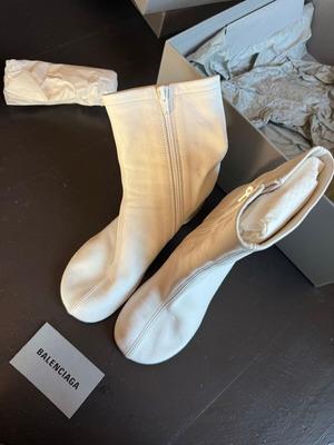 Balenciaga shoes size 36 like new, white leather heels