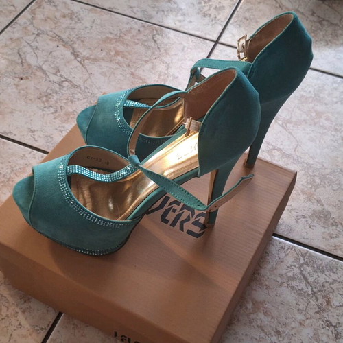J flowers sandals emerald with straps and rhinestones like new
