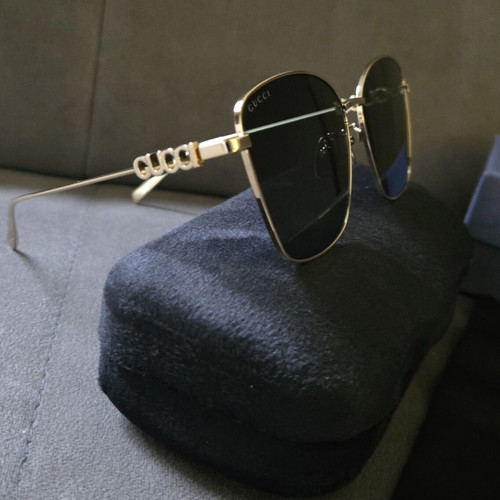 Gucci sunglasses like new, gold color