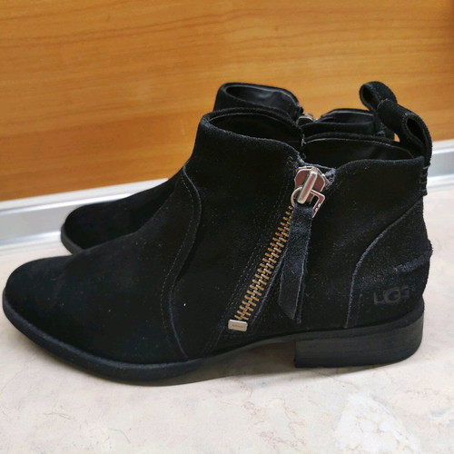 UGG Aureo II women's boots size 39 like new, waterproof suede