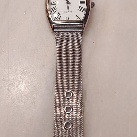 Silver women's wristwatch with Latin numerals, battery-powered
