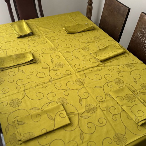 Tablecloth with 6 napkins like new, gold color with patterns