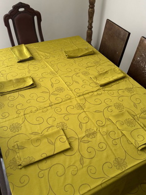 Tablecloth with 6 napkins like new, gold color with patterns