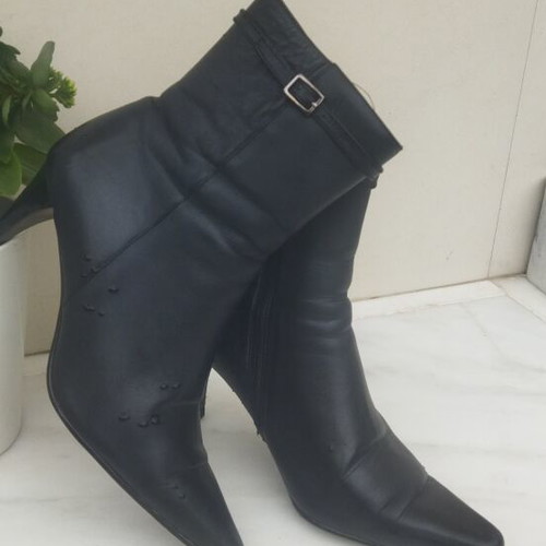 Leather women's ankle boots like new, black, low heel