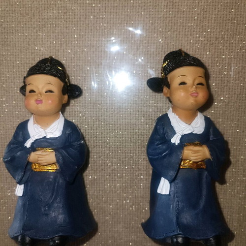 Set of 2 South Korea resin figures like new