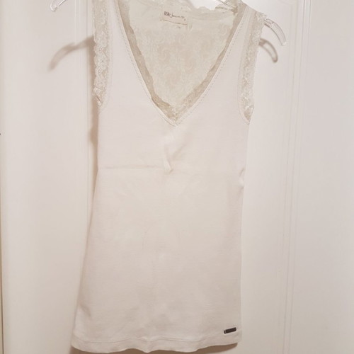 BSB top used, white with V-neck and lace, cotton, size S