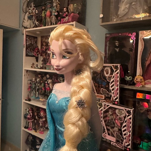 Elsa 17” Singing Doll by Disneystore like new