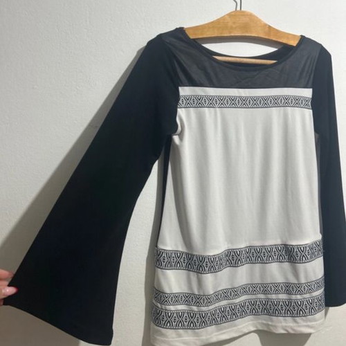 Women's blouse like new, size M, black and white