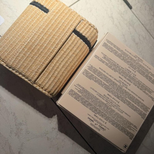 Chanel Beauté Les Beiges Cosmetic Bag new, straw design with box