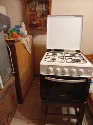 Calfer Gas tabletop gas oven with 4 burners used