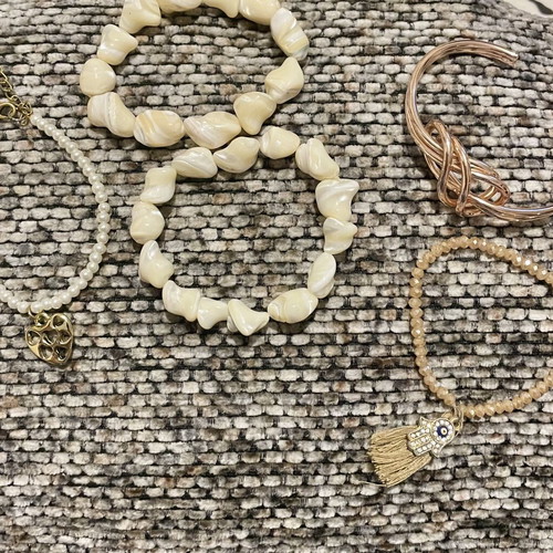 Set of 5 women's bracelets used, including shells and pearls