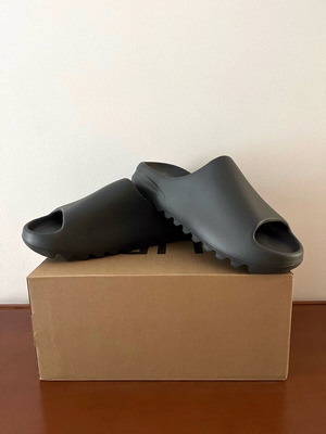 Yeezy Slides Adidas καινούργια, μέγεθος 46, γκρι Onyx