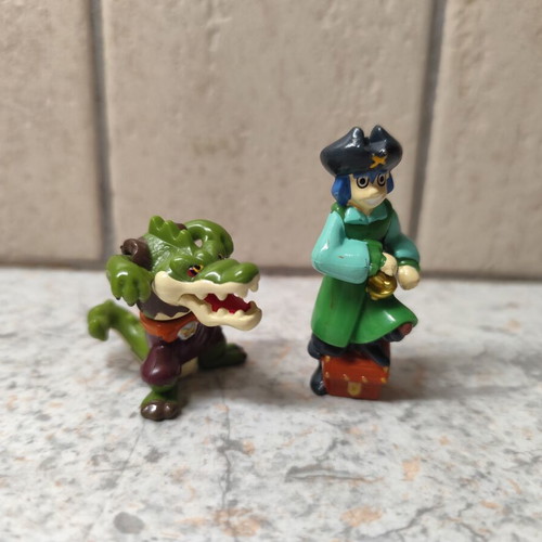 Kinder figures set of 2 like new