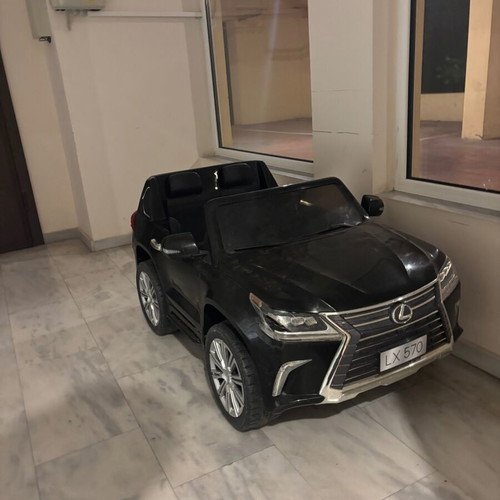 Lexus LX570 electric kids car like new, black
