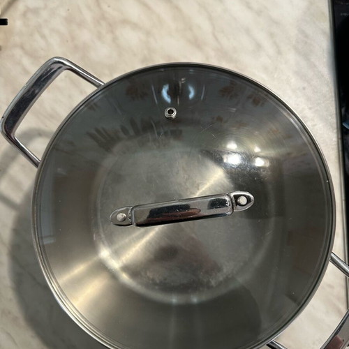 Large pot with glass lid 24cm like new, gift cutting board included