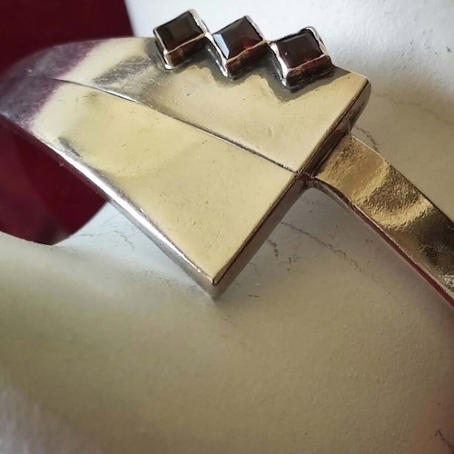 Silver cuff bracelet 925, like new, with three square garnets